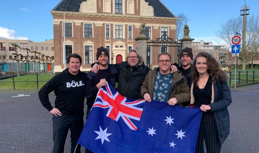 De organisatie van het Benefit-concert met derde van rechts de Jistrumer Ronald de Jong.