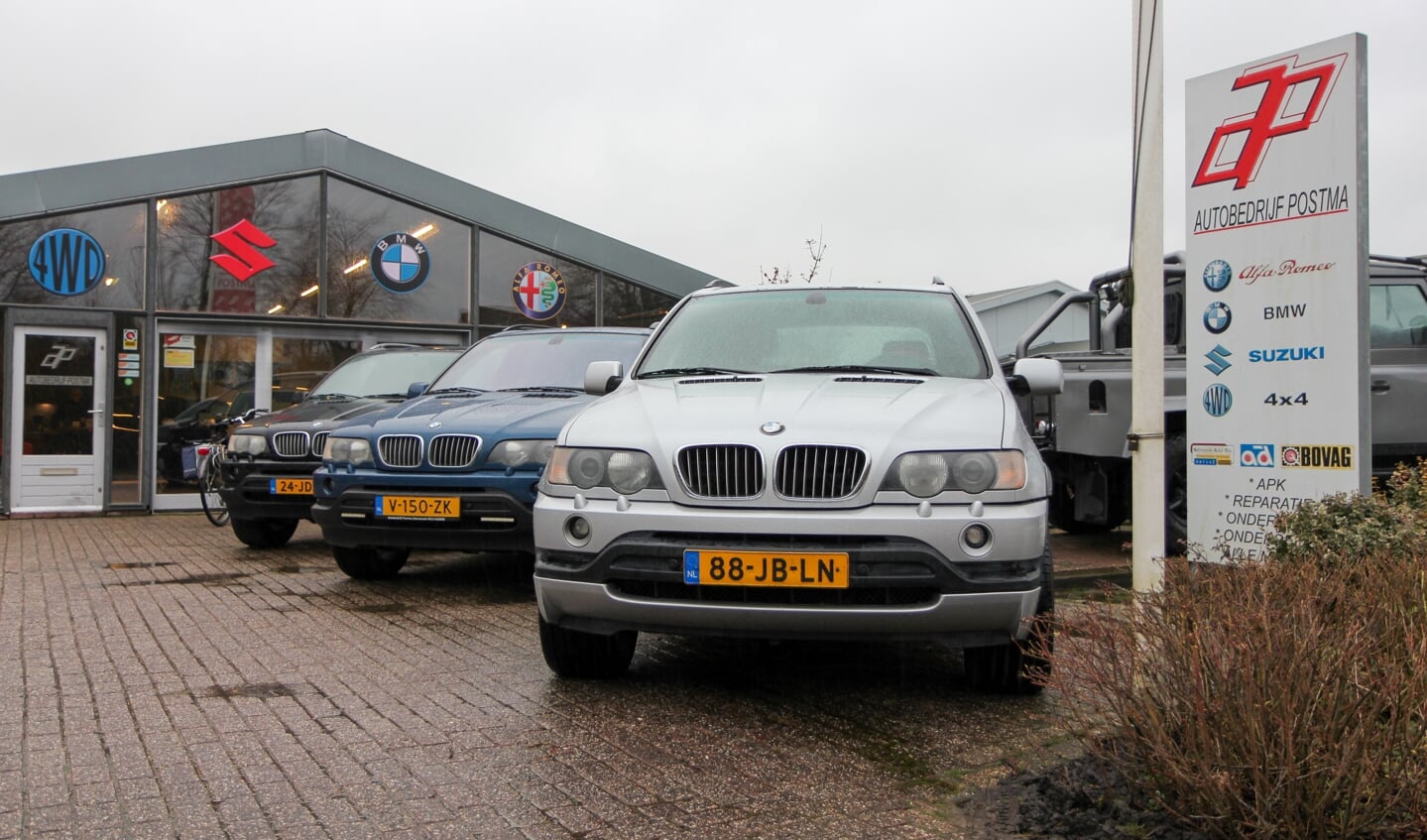 Een rij BMW X5's. Allen zijn ze in nieuwstaat en voorzien van een smeuïge V8.