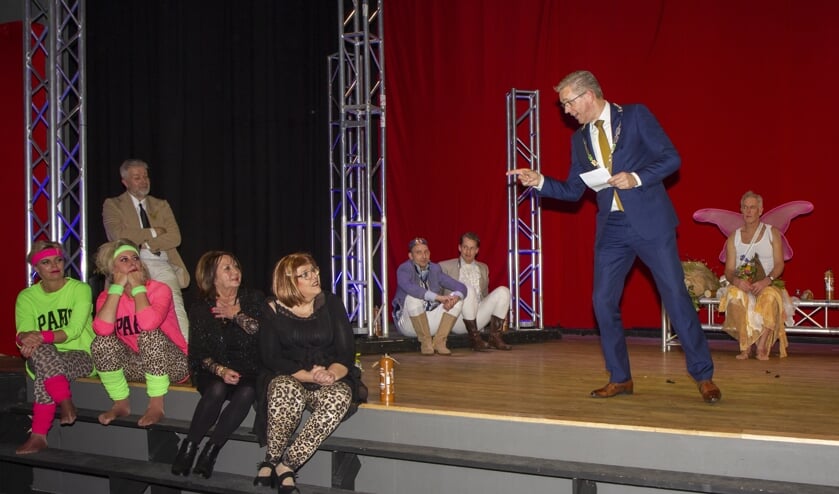 Burgemeester Jeroen Gebben wijst op Anny ter Linden (vierde van links) die voor de 40ste keer een prachtige voorstelling regisseerde voor M.R.V.Tesselschade. Rechts acteur Jelke van der Meulen, midden achter Theo Smedes en Jitze Grijpstra.