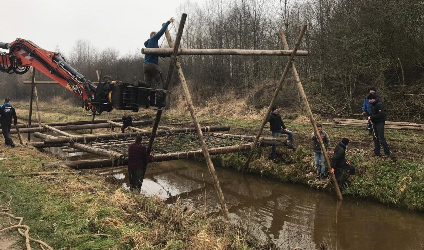 De hindernissen van de survivalrun worden gebouwd door vrijwilligers.