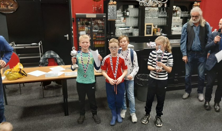 Het winnende welpenteam van GBS Eben Haëzer uit Ureterp.