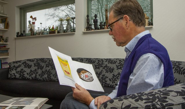 Meint Scheenstra uit Burgum leerde vele buitenlanders hoe zij goede kaas kunnen onder de omstandigheden in hun land. In zijn hand twee afbeeldingen van twee kazen die nu zijn naam dragen.