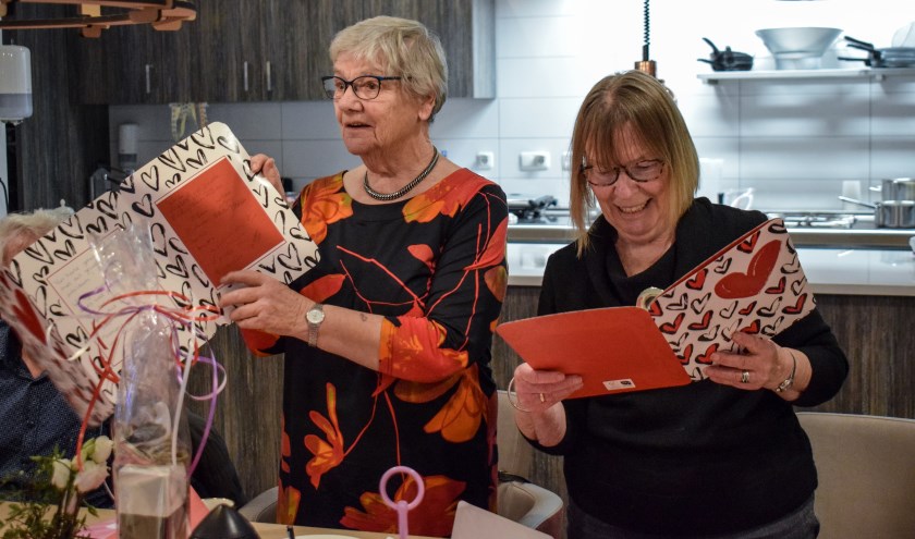 Vrijwilligers Gé Reinek-van Agteren en Ineke Wiersma-Hoeve.