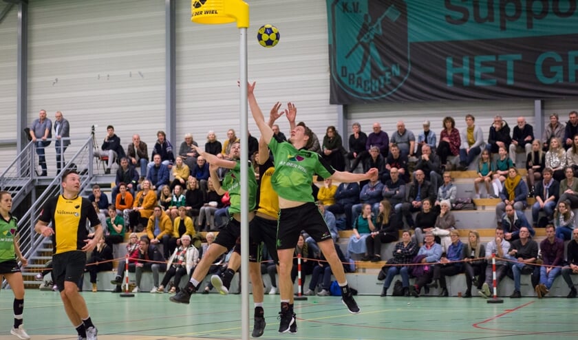 Wilfred Oostra (rechts, groen-zwart tenue) en Wim Braam van KV Drachten strijden gezamenlijk voor de rebound.