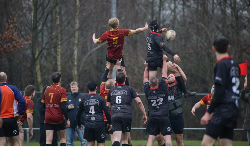 Een line-out van Bouke Procee in de lucht (rechts boven)