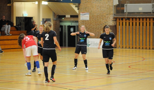 <p>Ingrid van der Wal viert op eigen wijze haar eerste competitiedoelpunt.</p>