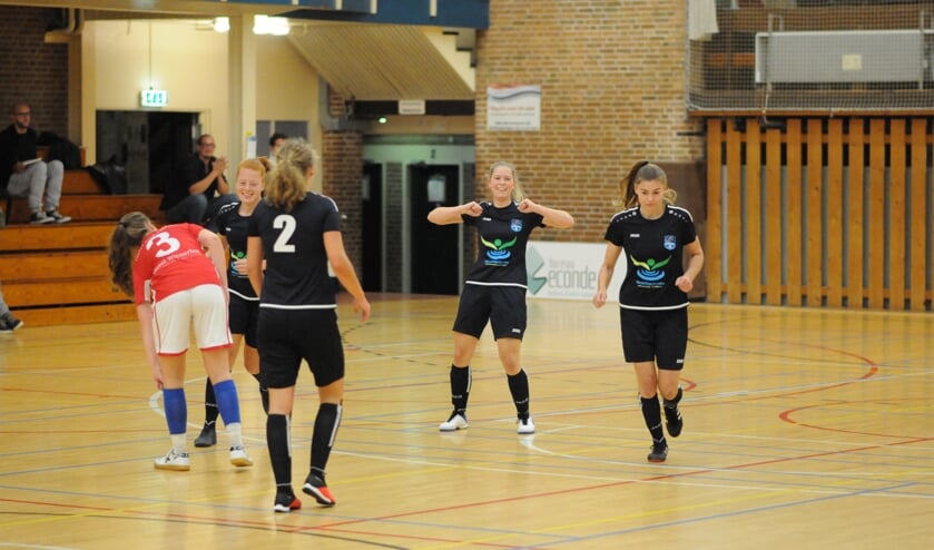 <p>Ingrid van der Wal viert op eigen wijze haar eerste competitiedoelpunt.</p>