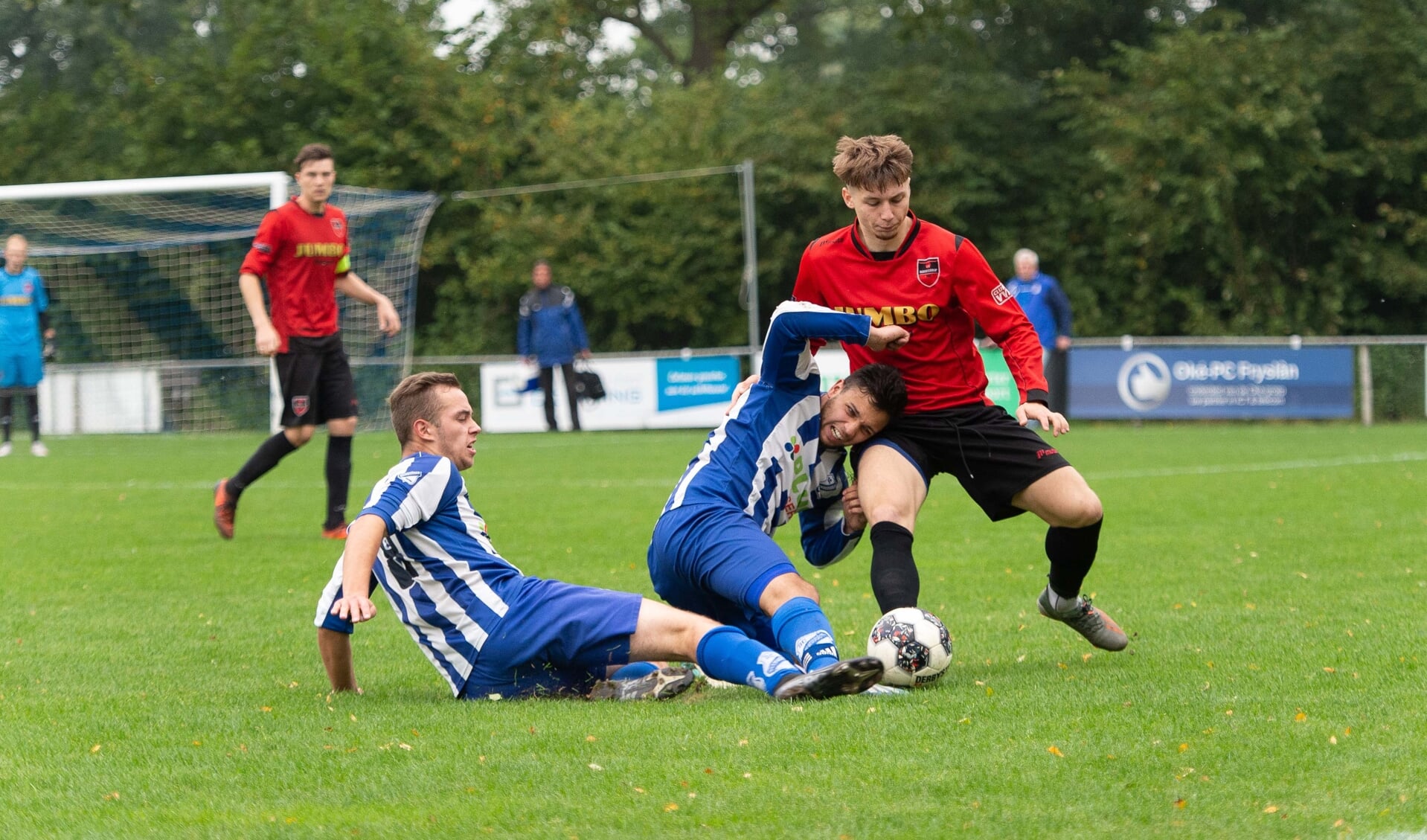 VV Hardegarijp (rood-zwarte tenues) trok aan het langste einde tegen SC Veenwouden.
