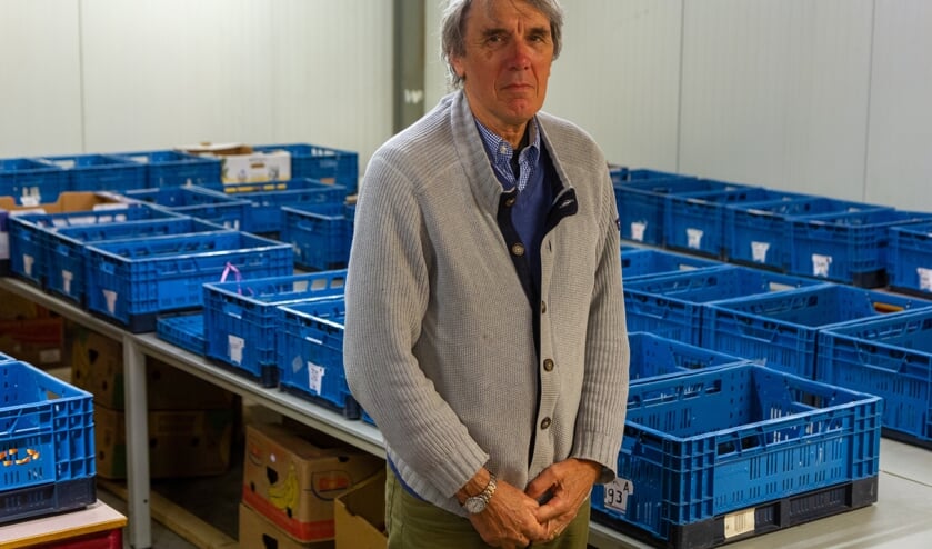 <p>Secretaris Dirk Scholten van Voedselbank Tytsjerksteradiel in de ruimte waar de pakketten worden samengesteld.</p>