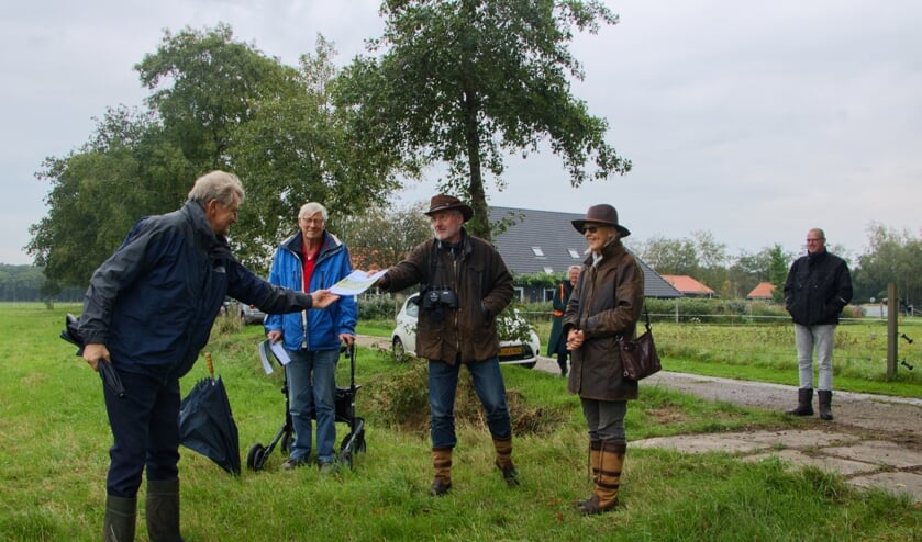 Gedeputeerde Douwe Hoogland (links) overhandigt een beheersovereenkomst aan grondeigenaar Harry Zeeuw van der Laan.
