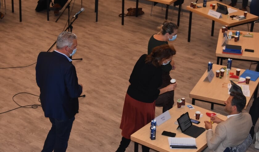<p>Oppositie-overleg - met mondkapjes - in één van de langdurige<br>schorsingen.</p>