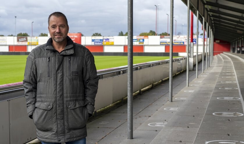 <p>Sippe Heeringa bij de tribune van Harkemase Boys. De markeringen voor de staanplaatsen zijn aangegeven. Scan ook het filmpje via de ActiefPlus-app. Hierin wordt ingegaan op de corona-maatregelen van de club.</p>