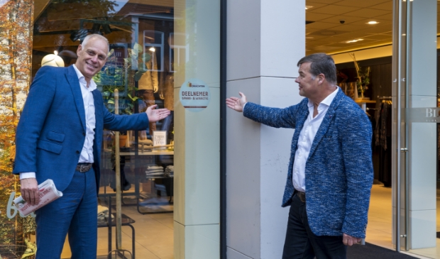 Centrummanager Douwe van Drogen (links) en Ha & Ie-voorzitter Douwe Blom zijn trots op de centrumactiviteiten van dit moment.