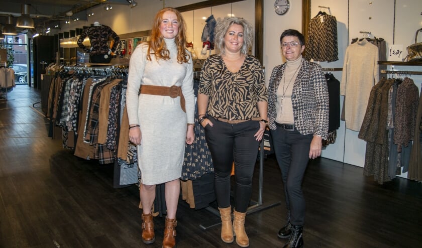 <p>Lianne, Anke en Grietje houden van hun werk: mode, en klanten goed en eerlijk advies geven.<br>Ze werken in het filiaal in Surhuisterveen.</p>
