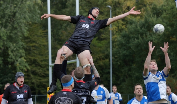 <p>Een spectaculair spelmoment in de wedstrijd van Rugbyclub Drachten.</p>