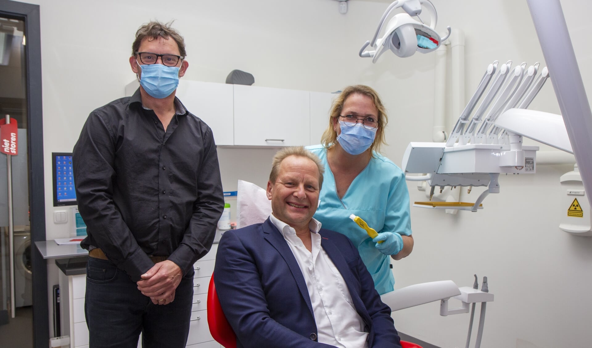V.l.n.r. Ferdinand Willemsen, Jan de Vries van Apuls en tandarts Ria van der Meer.