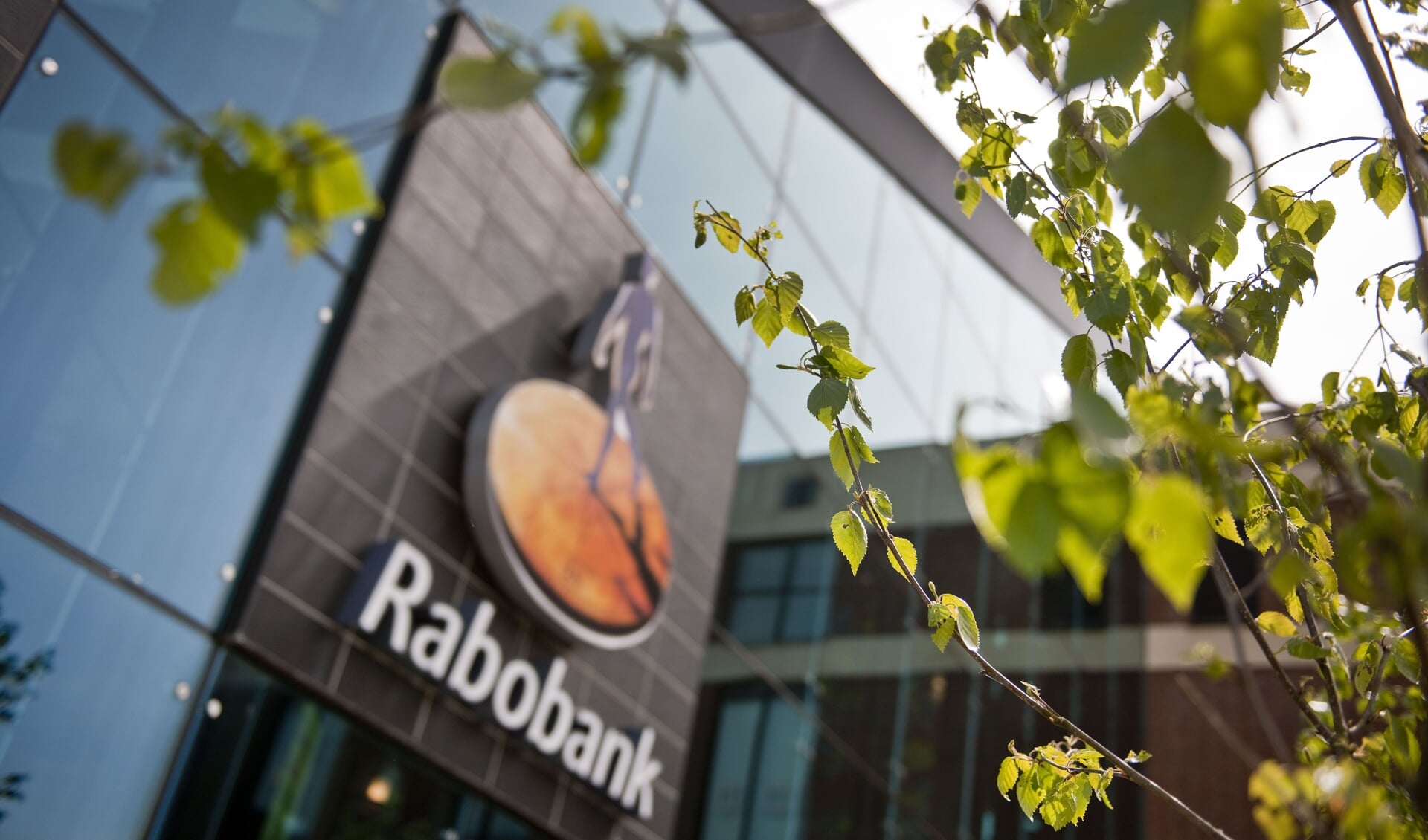 De Rabobank blijft ondanks het sluiten van een aantal kantoren dichtbij de klant.