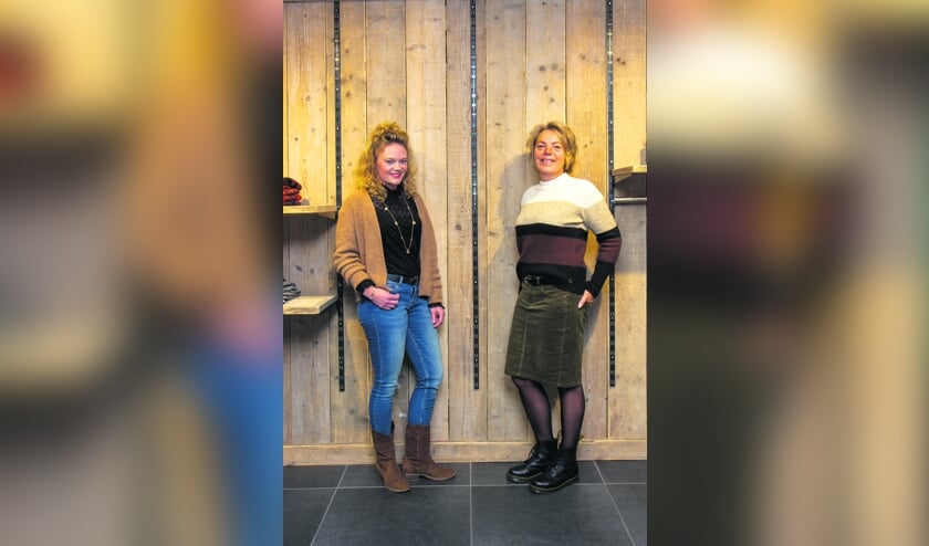 <p>José (links) en Anita (rechts) zijn werkzaam in het filiaal in Drachten en tonen de gevarieerde mode van Fokkinga Mode.</p>