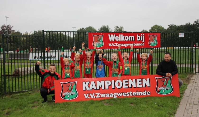<p>Groot enthousiasme na het behalen van het kampioenschap. V.l.n.r. Berend Lodewijk, Tjeerd de Bruin, Hidde Rozendal, Nynke Wijbenga, Andries Arjaans, Hendrik Zwaagstra, Jens Geertsma, Aäron van Kammen, Jelle Arjaans. Afwezig Selah Dijkman.</p>