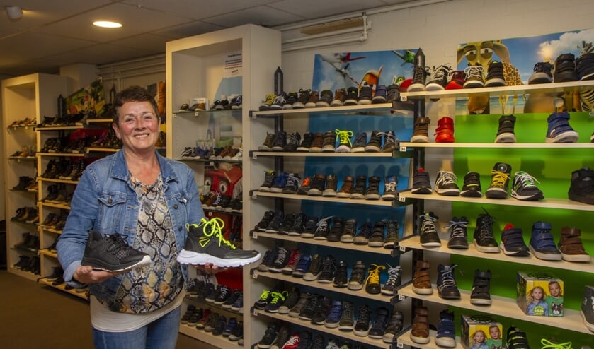 <p>Aukje de Vries toont stoere kinderschoenen. "Sportief, modern en met een stevig voetbed."</p>