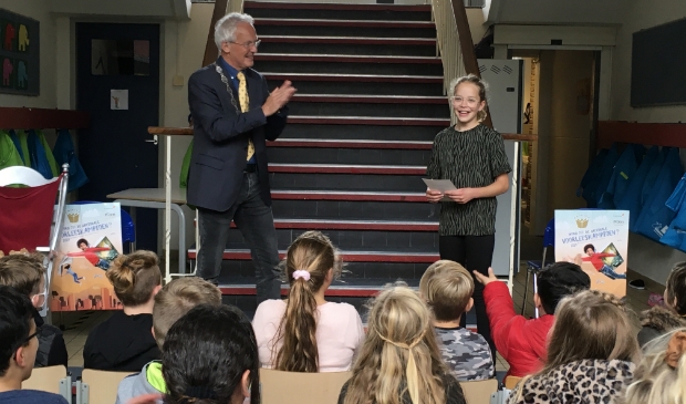 <p>Winnares Yentl van obs De Swetten in Drachten mag door naar de regiowedstrijd.<br>De burgemeester en de andere leerlingen klappen voor haar.</p>