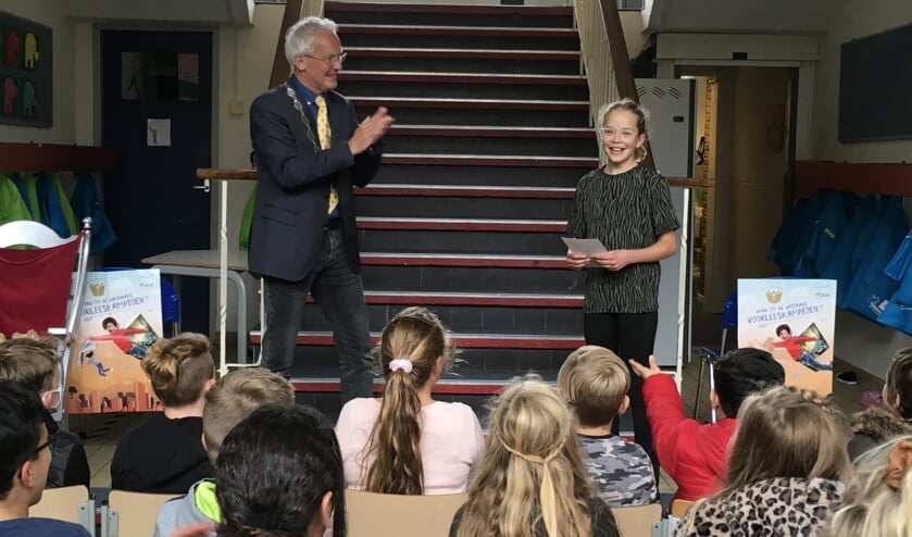 <p>Winnares Yentl van obs De Swetten in Drachten mag door naar de regiowedstrijd.<br>De burgemeester en de andere leerlingen klappen voor haar.</p>