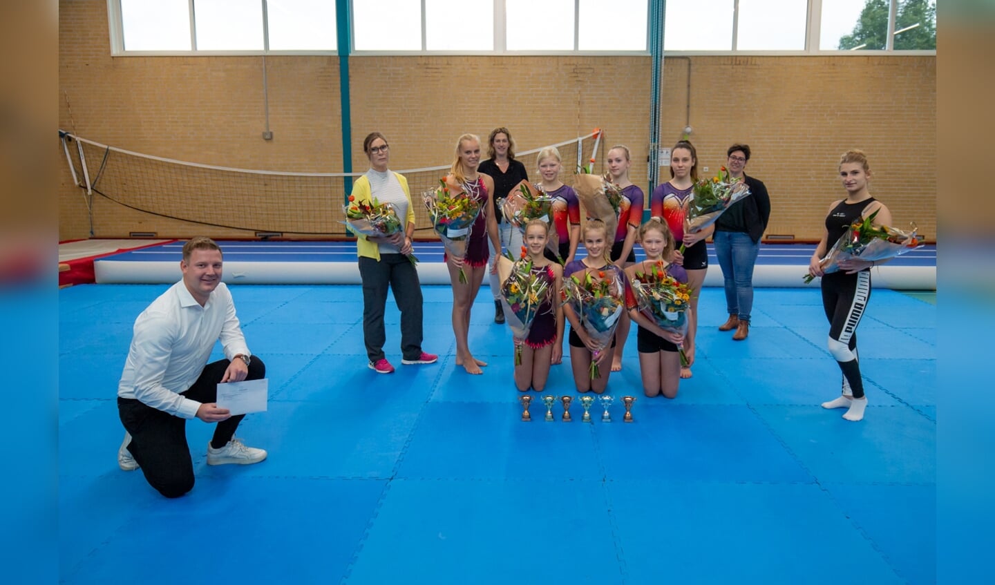 Wethouder Jouke Spoelstra bij de sportkampioenen van gymnastiekvereniging ‘Set ‘m op!’