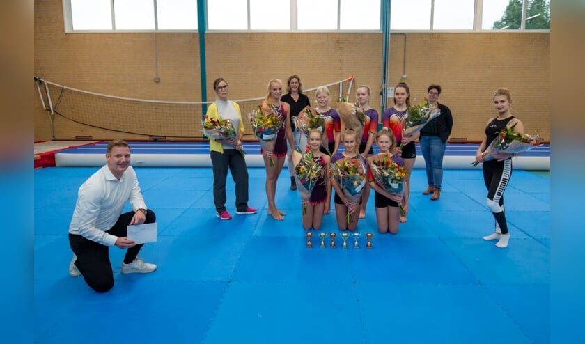 Wethouder Jouke Spoelstra bij de sportkampioenen van gymnastiekvereniging ‘Set ‘m op!’