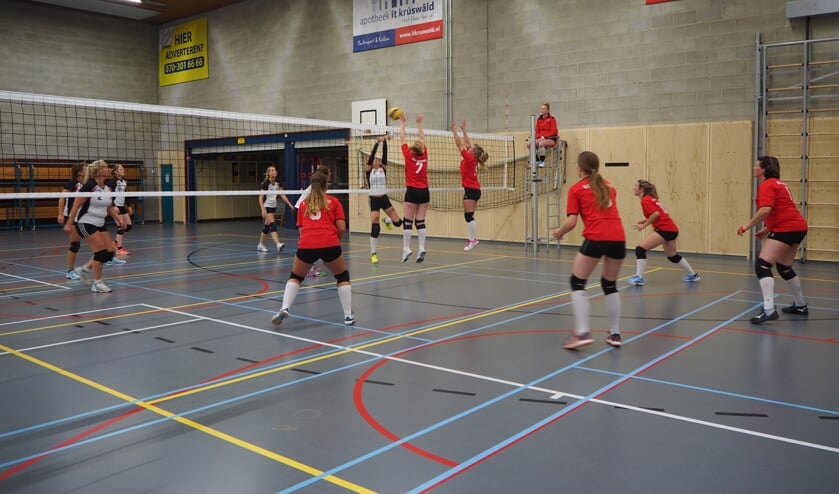 <p>De volleybaldames van Buitenpost in actie.</p>