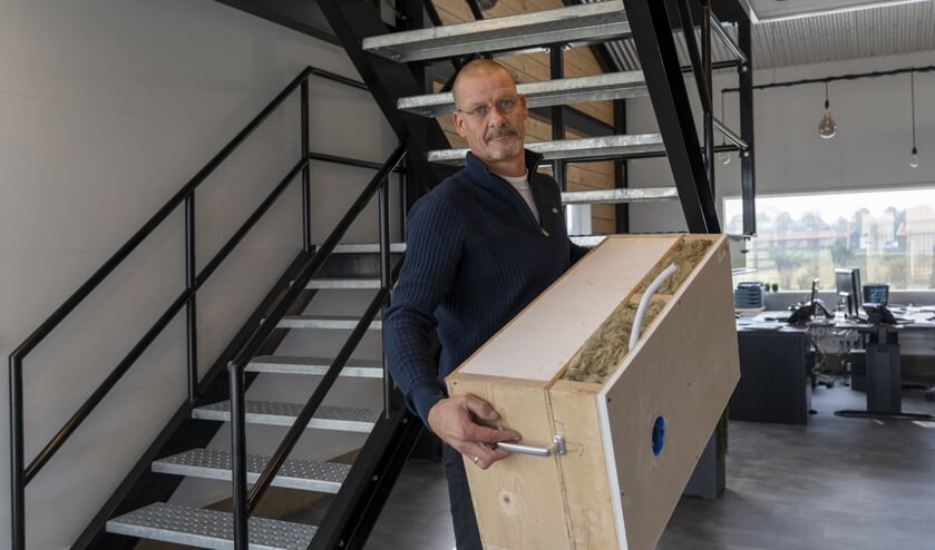 Paul de Klein met een mockup van het zeer goed isolerende, naadloze, lichtgewicht gevelsluitende
bouwelement dat F.A.S. produceert in de bedrijfsloods in Buitenpost.