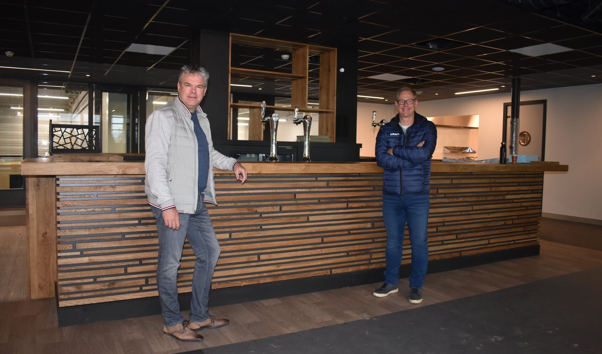 Piet Herder (links) en Dirk van der Woude in de nieuwe kantine in sporthal De Nije Westermar.