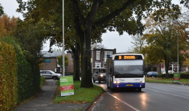 <p>Een Arrivabus nadert de halte voor het gemeentehuis Burgum. Lijn 21 zal hier vanaf maandag 1 maart weer vaker rijden. Zoals geldt voor meer buslijnen.</p>