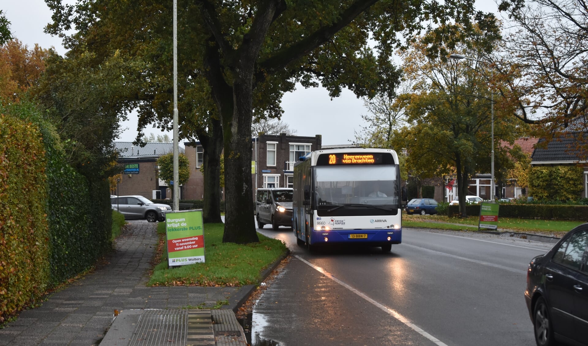 Een Arrivabus nadert de halte voor het gemeentehuis Burgum. Lijn 21 zal hier vanaf maandag 1 maart weer vaker rijden. Zoals geldt voor meer buslijnen.