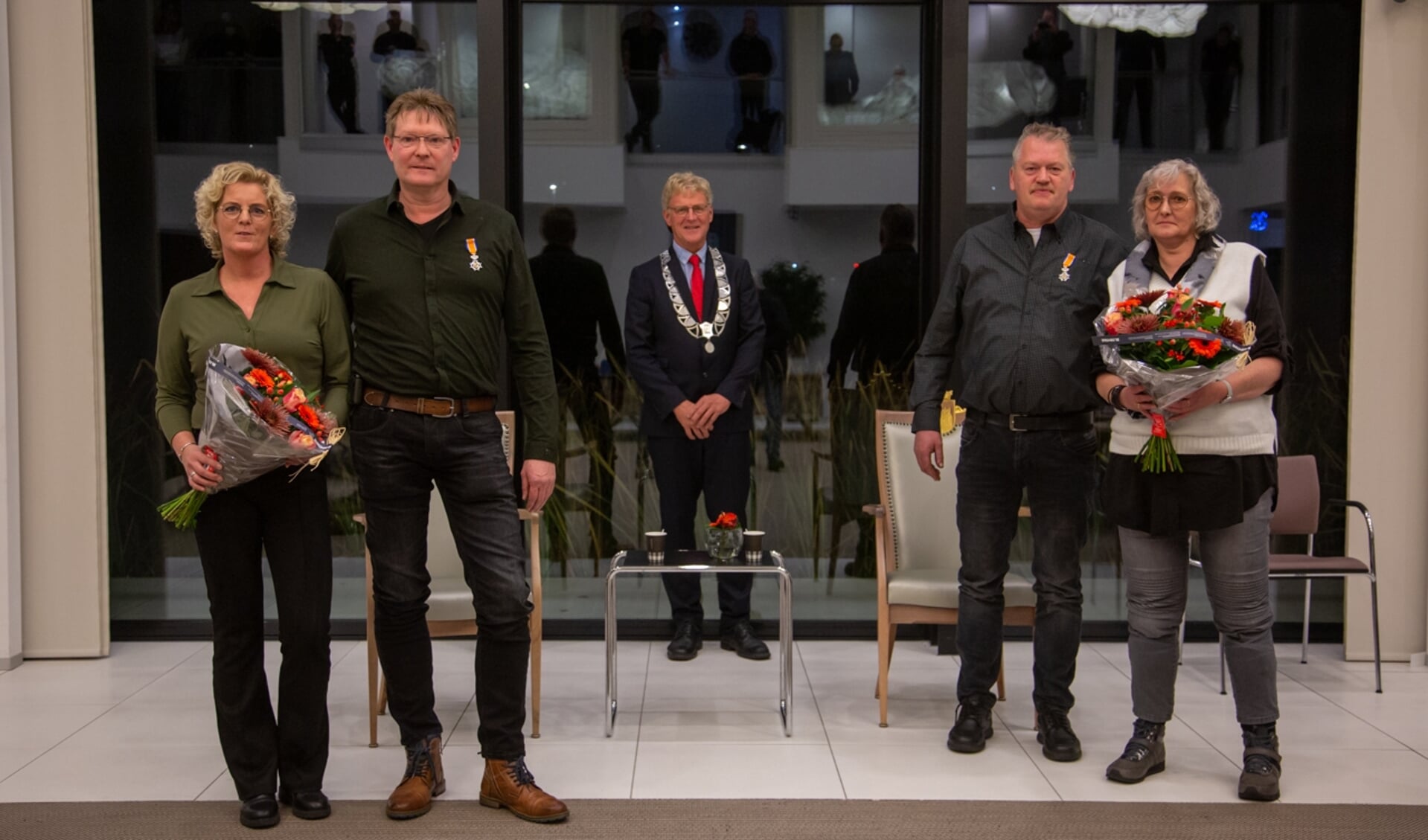 Jan Wiersma en Jelle Witteveen uit Surhuisterveen ontvingen in de Riedseal van het gemeentehuis te Buitenpost een onderscheiding.