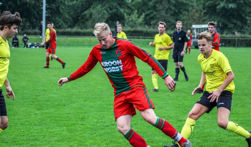 Zwaagwesteinde (rood tenue) ging ten onder tegen VEV'67.
