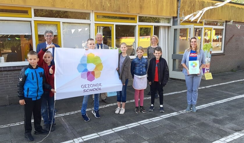 De uitreiking van het vignet Gezonde School aan It Heechhôf.