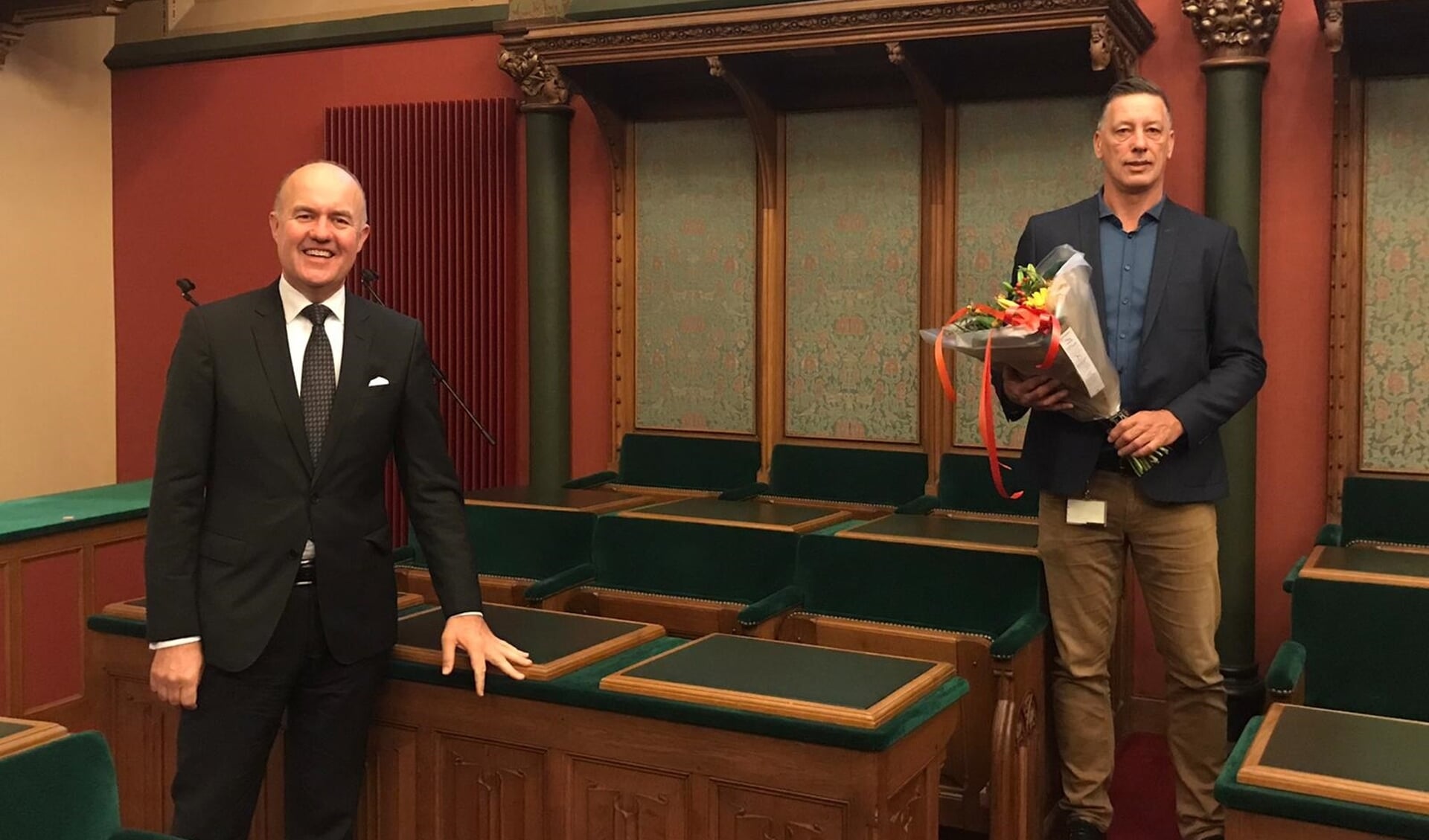 Thom Feddema (met bos bloemen) en CdK Arno Brok in de statenzaal.