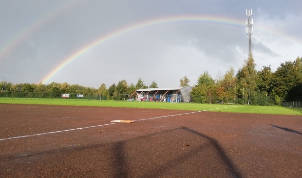 <p>Een regenboog kleurt de hemel op het sportcomplex van Drachten Diamonds.</p>
