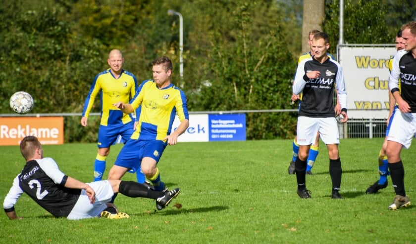 <p>WTOC (geel-blauwe tenues) en GSVV hielden elkaar in evenwicht.</p>