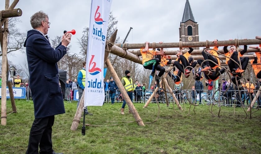 <p>Burgemeester Oebele Brouwer gaf het startsein dit jaar.</p>