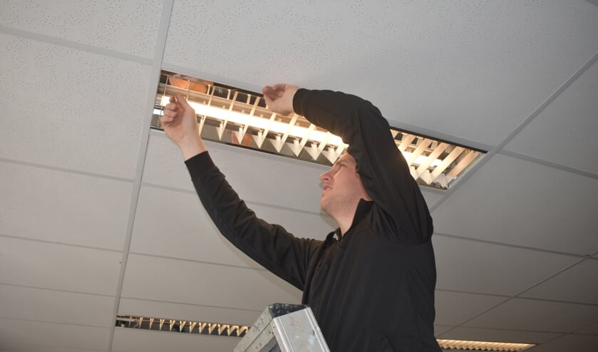 Rein Krans van het bedrijf Dupon in Burgum draait LED-verlichting in.