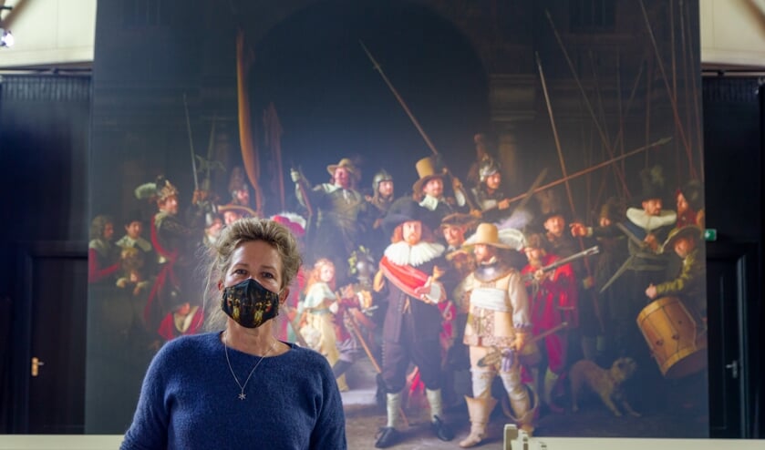 <p>Anke Bijlsma van Theaterkerk Nes voor de reproductie van de Nachtwacht waar drie jaar aan gewerkt is. </p>
