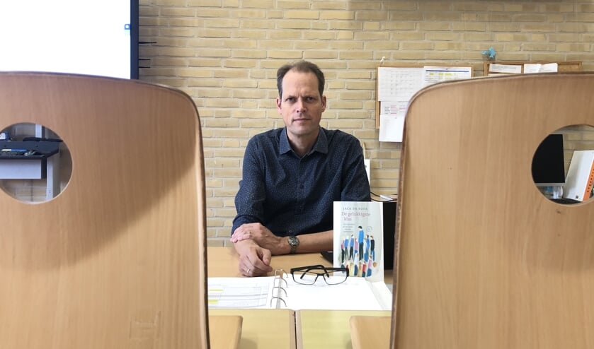 Jack de Boer in zijn schoolklas, met z'n boek voor zich.