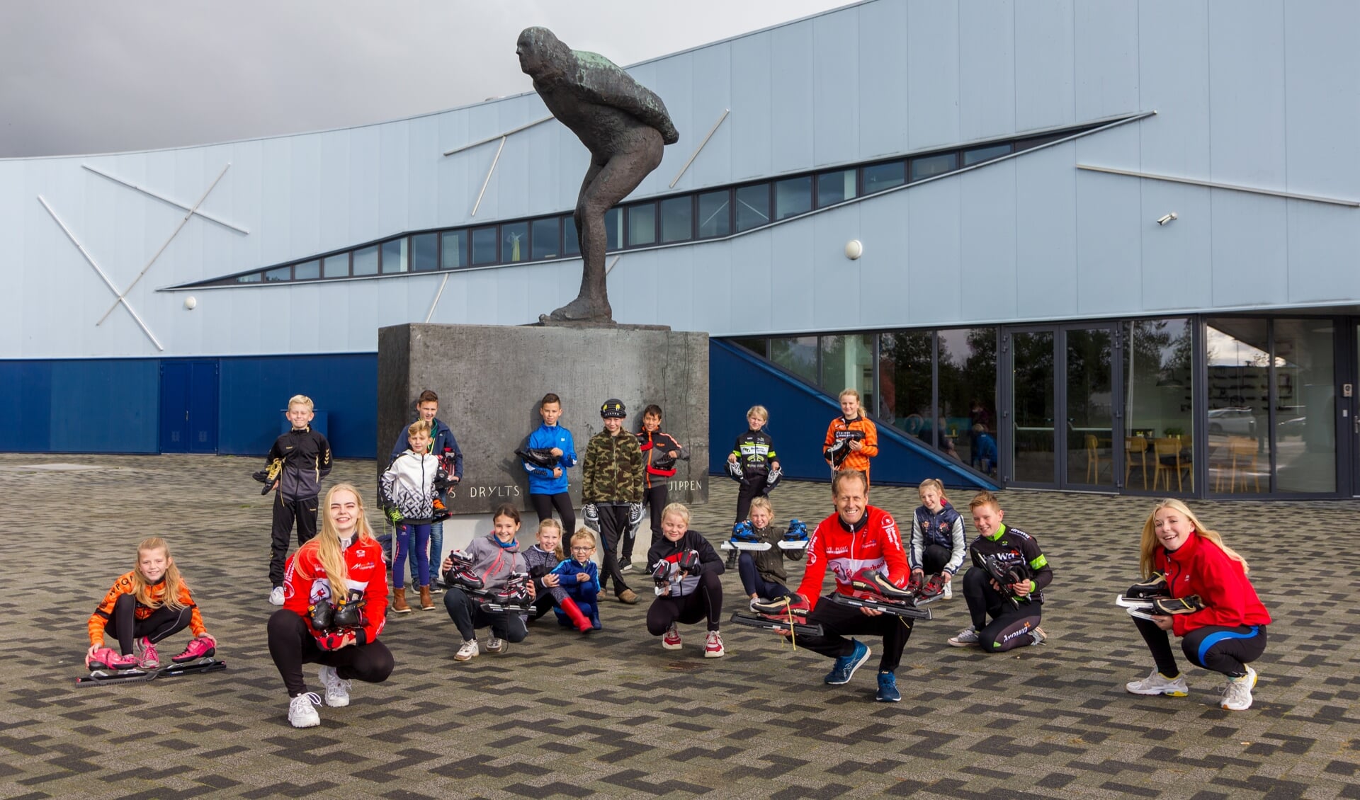 Vooraan, v.l.n.r. de schaatstrainers van de zaterdaggroep: Gina Holman, Jacob van der Ploeg en Nynke Boonstra. Daarachter een groep jeugdschaatsers.