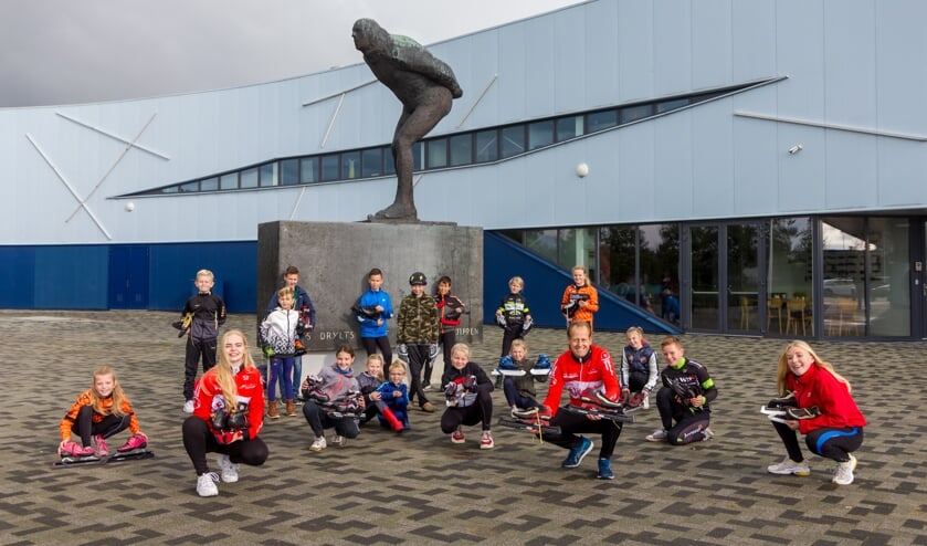 <p>Vooraan, v.l.n.r. de schaatstrainers van de zaterdaggroep: Gina Holman, Jacob van der Ploeg en Nynke Boonstra. Daarachter een groep jeugdschaatsers.</p>