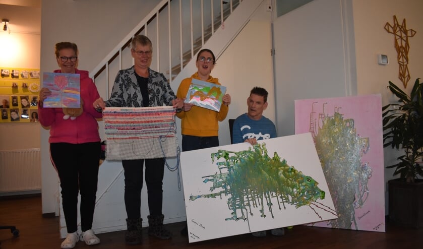 Talant-bewoners tonen hun talent. V.l.n.r.: Jetty van der Hoef, Baukje Veenstra, Francisca Kraack en Bert Huizenga. Zie filmpje met ActiefPlus-app.