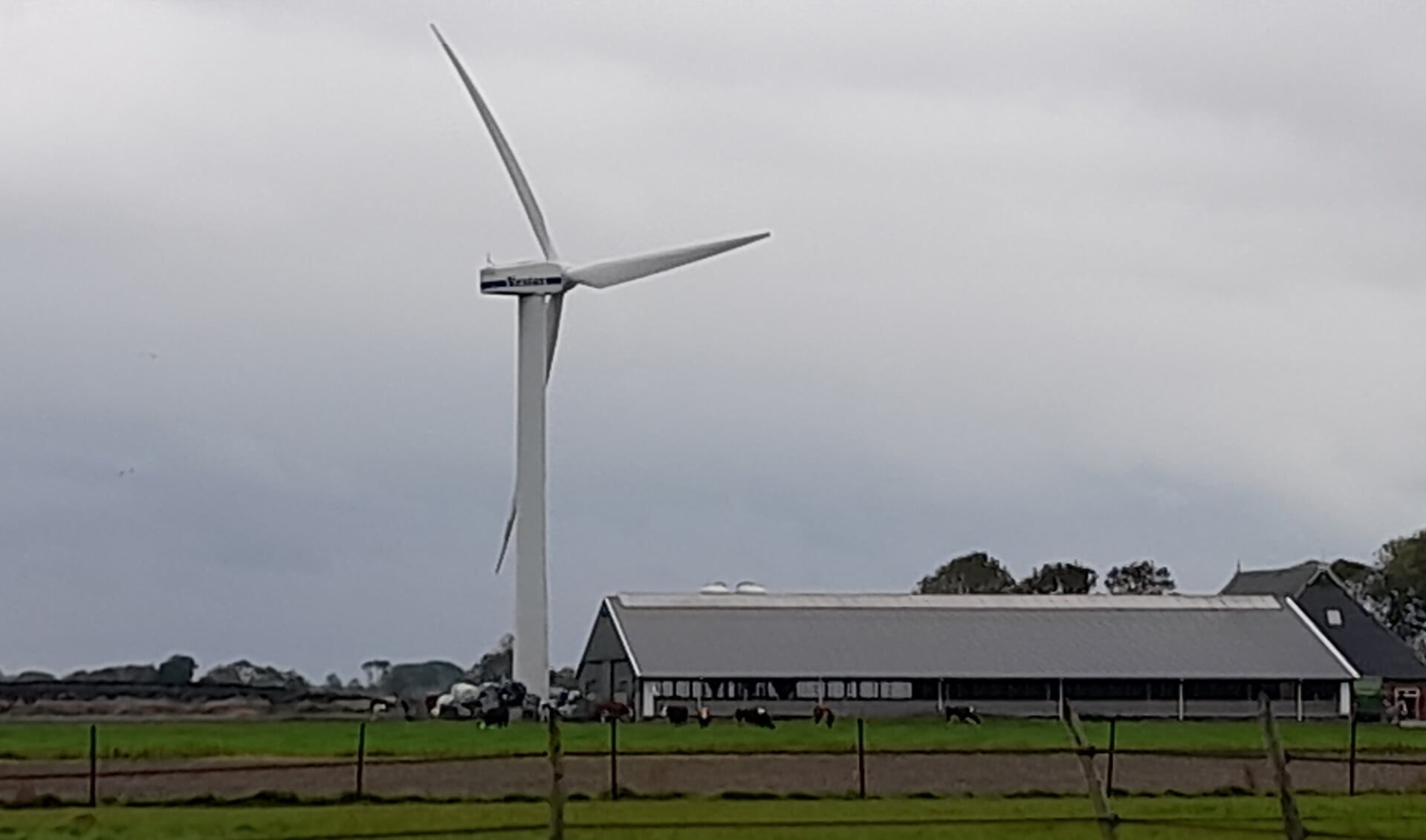 Eén van de huidige windturbines van 'Ternaard', waar die bij Moddergat ook bij hoort.