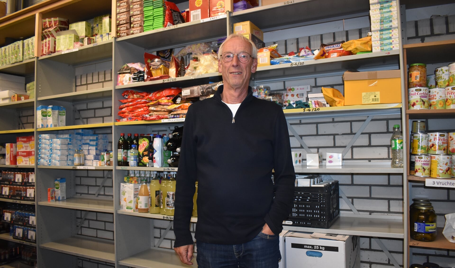 Voorzitter Gerard Timmerman van Voedselbank Dokkum in de voedselbank.