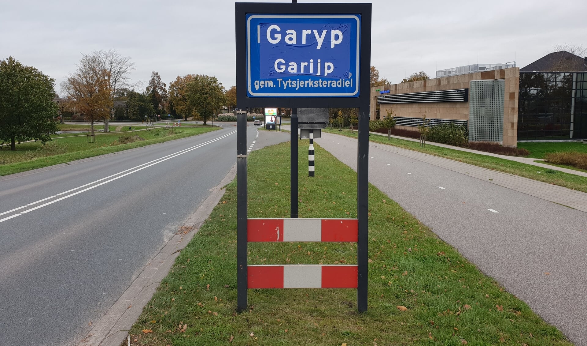 Zo tijdelijk als Burgum de naam 'Garyp' had, zo tijdelijk was een inwoner van dit dorp raadslid in Tytsjerksteradiel. Rechts het gemeentehuis in Burgum.