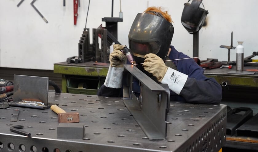 <p>Jonge mensen worden bij het Dokkumer metaalverwerkingsbedrijf opgeleid tot vakmannen die secuur werk leveren.</p>